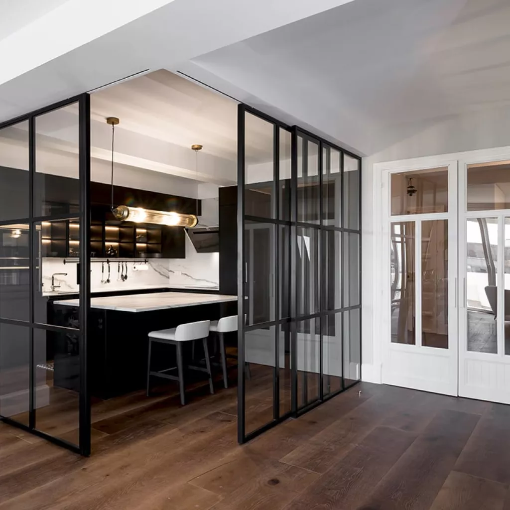 Cocina Santos Negra con Isla y Vitrinas, Cocina Acristalada