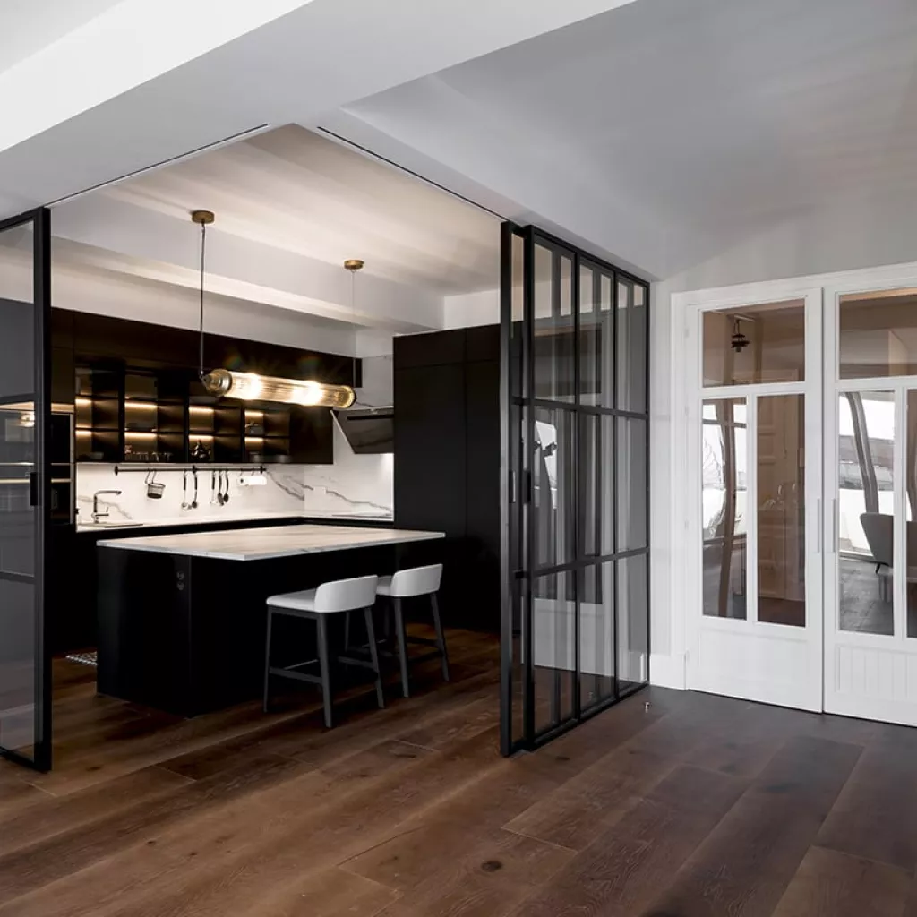 Cocina Santos Negra con Isla y Vitrinas, Cocina Acristalada