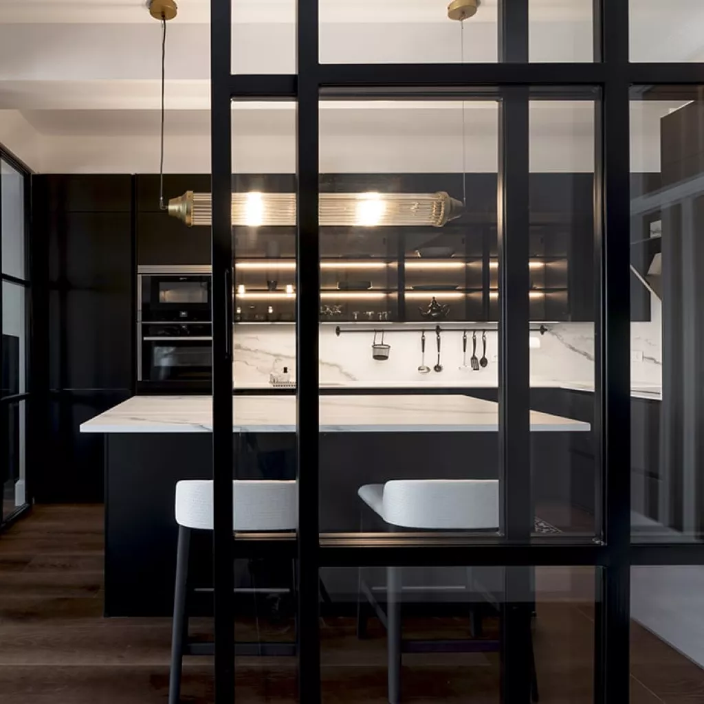 Cocina Santos Negra con Isla y Vitrinas, Acristalada