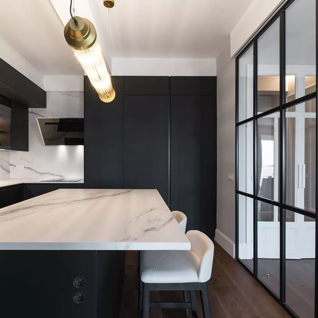 Cocina Santos Negra con Isla y Vitrinas, Encimera Inalco Larsen Gris