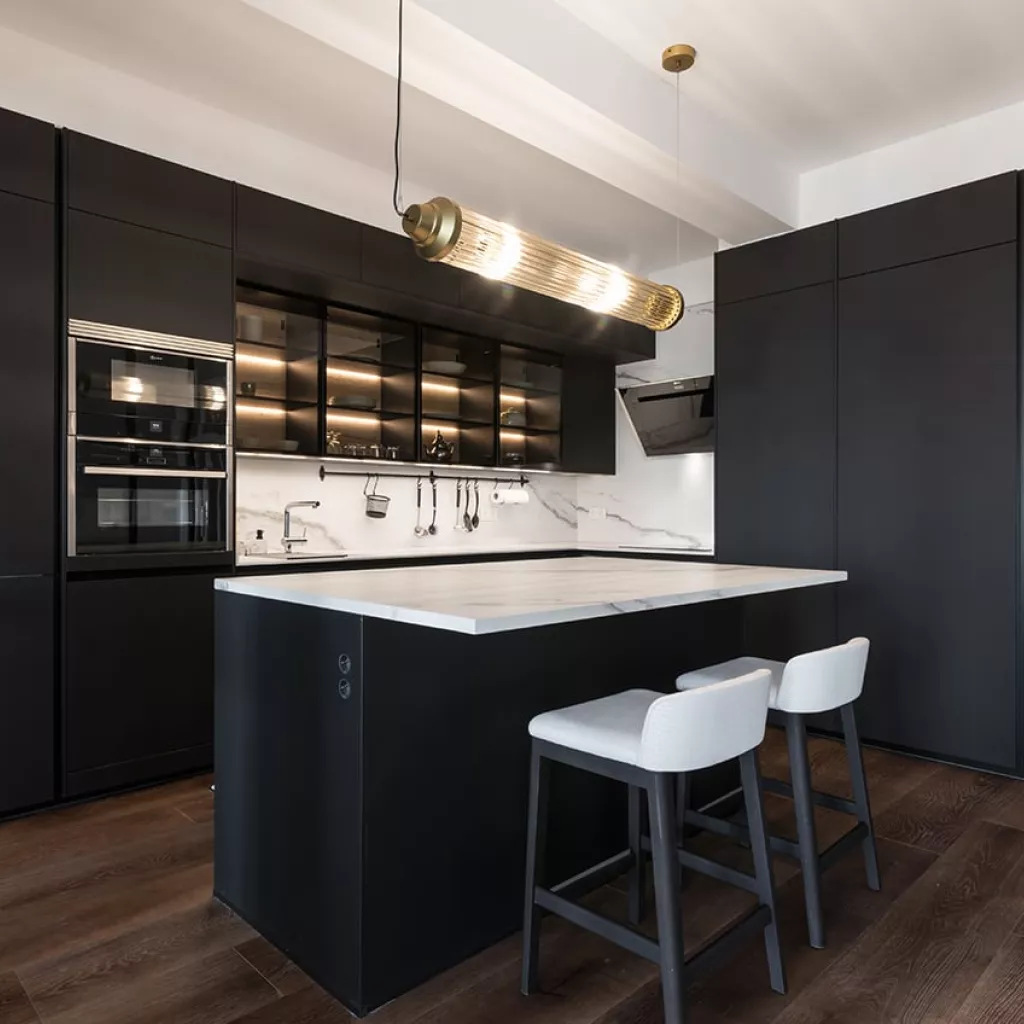 Cocina Santos Negra con Isla y Vitrinas,