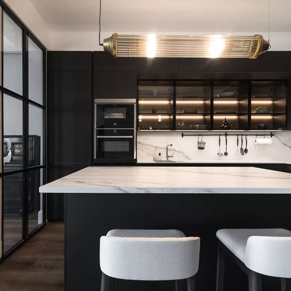 Cocina Santos Negra con Isla y Vitrinas,