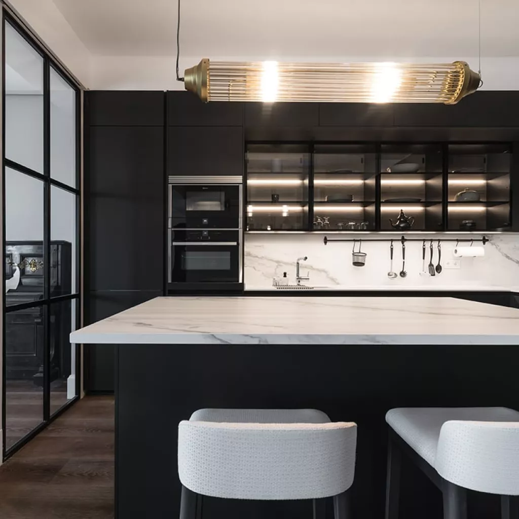 Cocina Santos Negra con Isla y Vitrinas, Encimera Inalco Larsen Gris