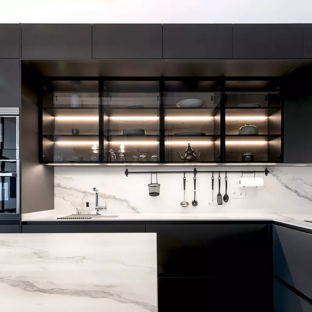 Cocina Santos Negra con Isla y Vitrinas vidrio ahumado y trasera roble rústico