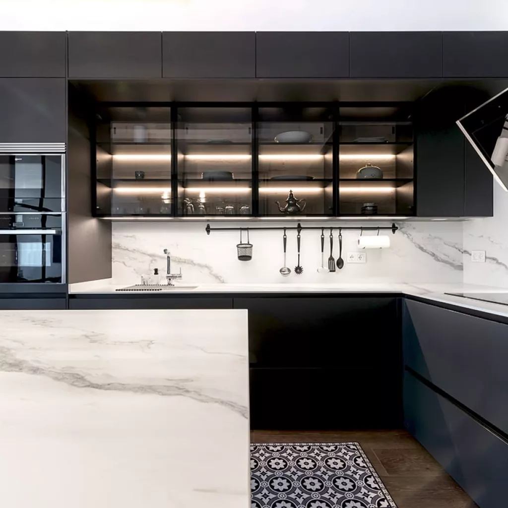 Cocina Santos Negra con Isla y Vitrinas, Encimera Inalco Larsen Gris