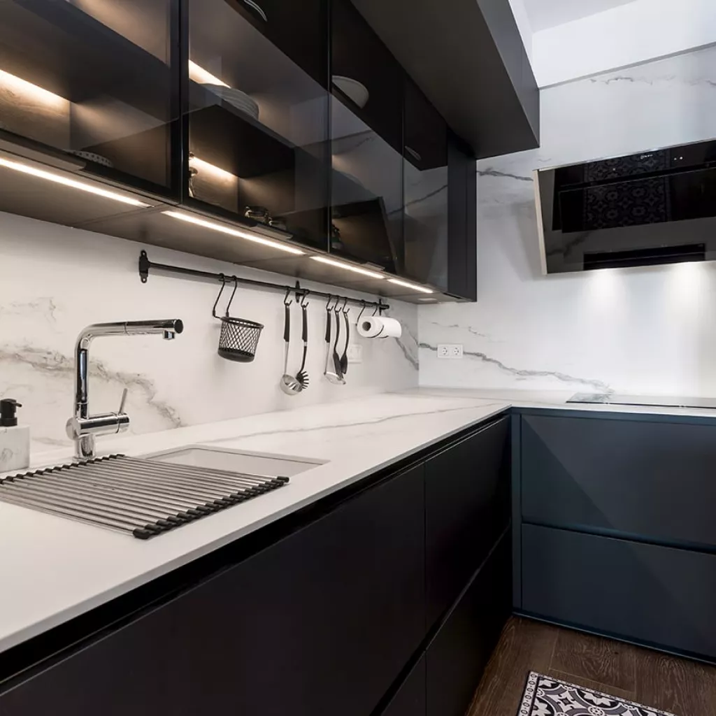 Cocina Santos Negra con Isla y Vitrinas, Encimera Inalco Larsen Gris