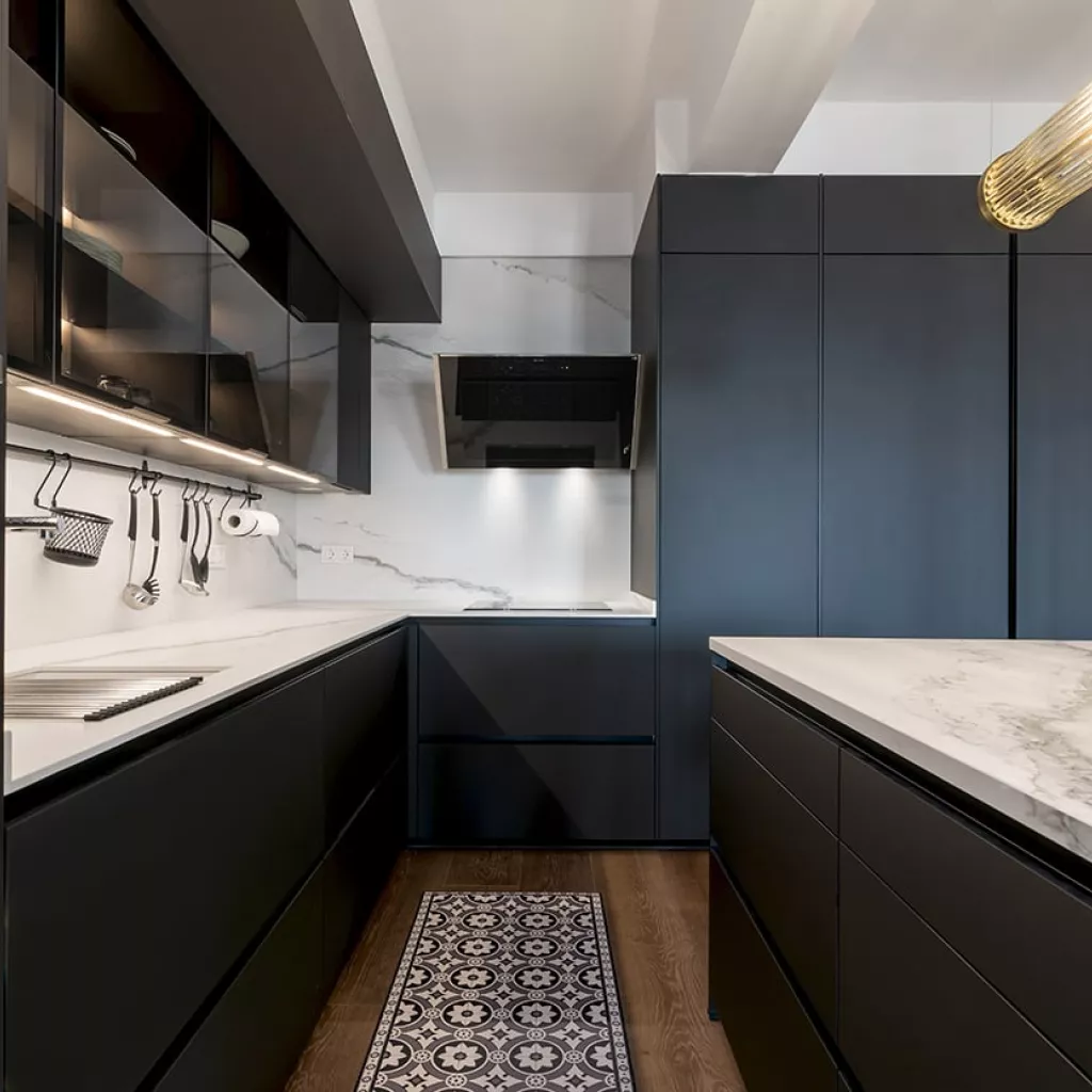 Cocina Santos Negra con Isla y Vitrinas, Encimera Inalco Larsen Gris