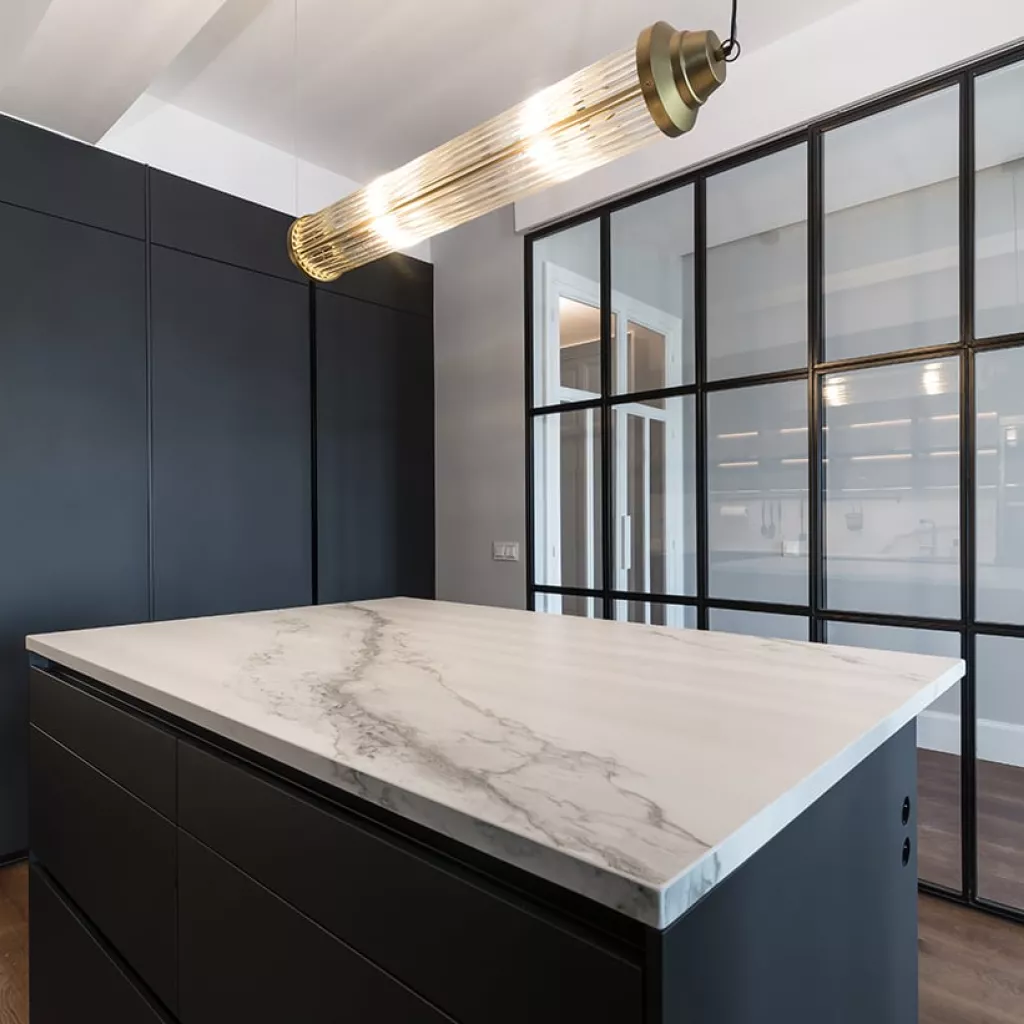 Cocina Santos Negra con Isla y Vitrinas, Encimera Inalco Larsen Gris