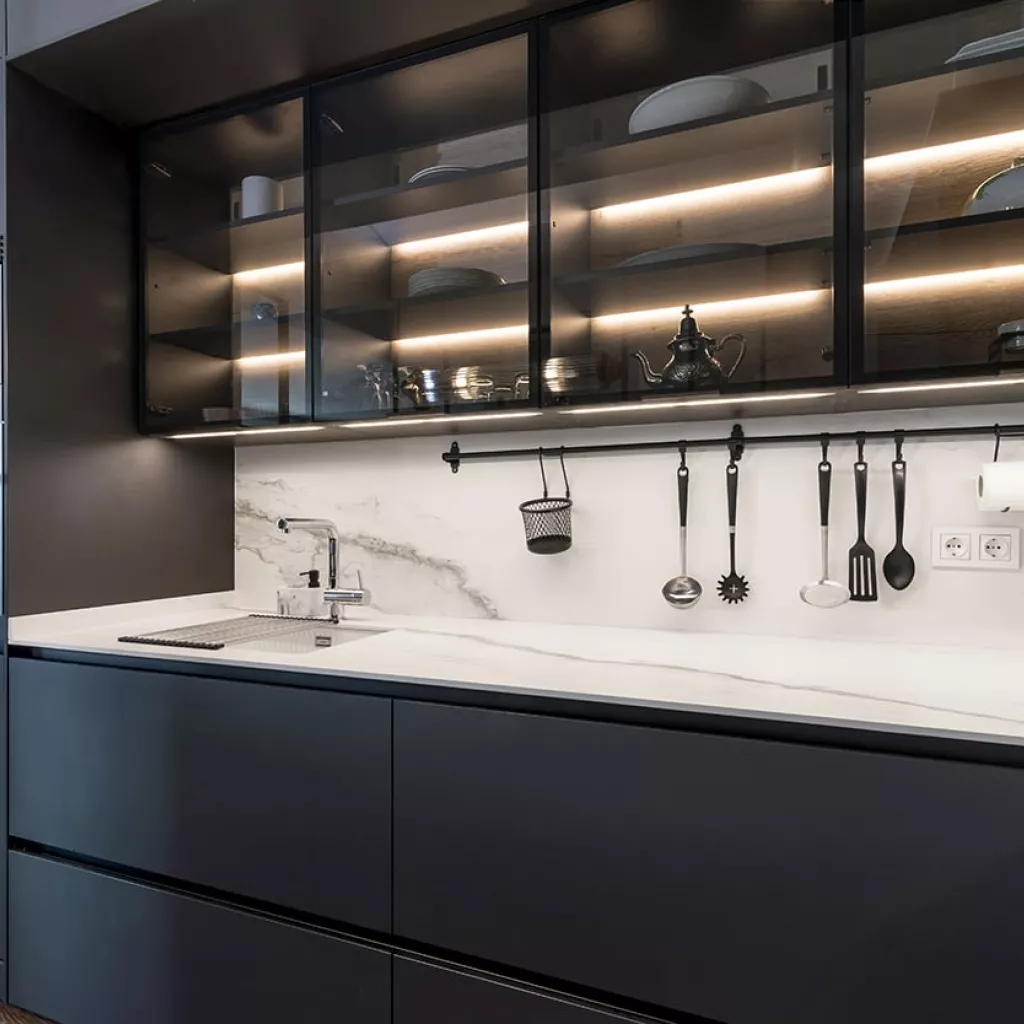 Cocina Santos Negra con Isla y Vitrinas vidrio ahumado y trasera roble rústico