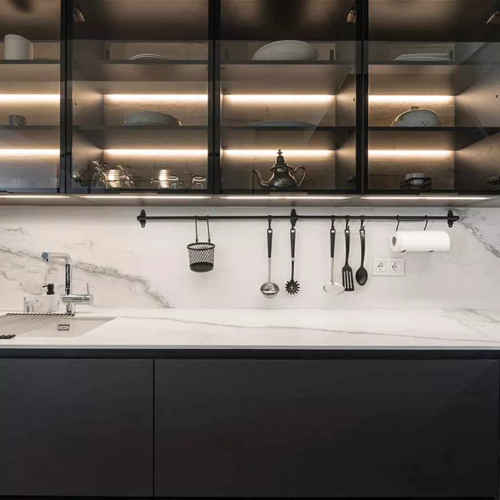 Cocina Santos Negra con Isla y Vitrinas vidrio ahumado y trasera roble rústico