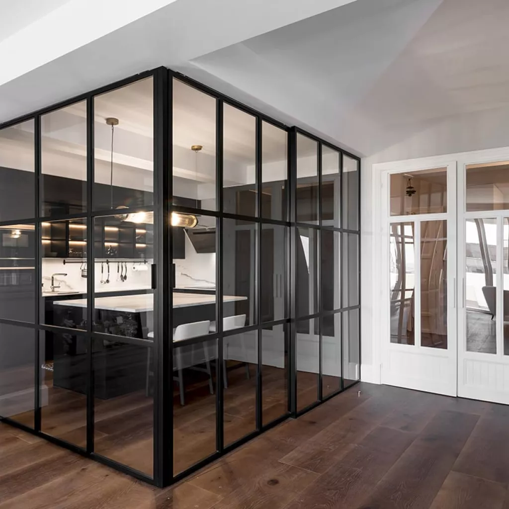 Cocina Santos Negra con Isla y Vitrinas Acristaladas