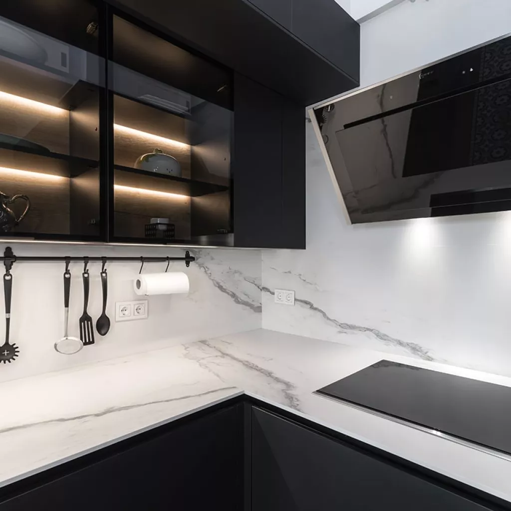 Cocina Santos Negra con Isla y Vitrinas, electrodomésticos Neff