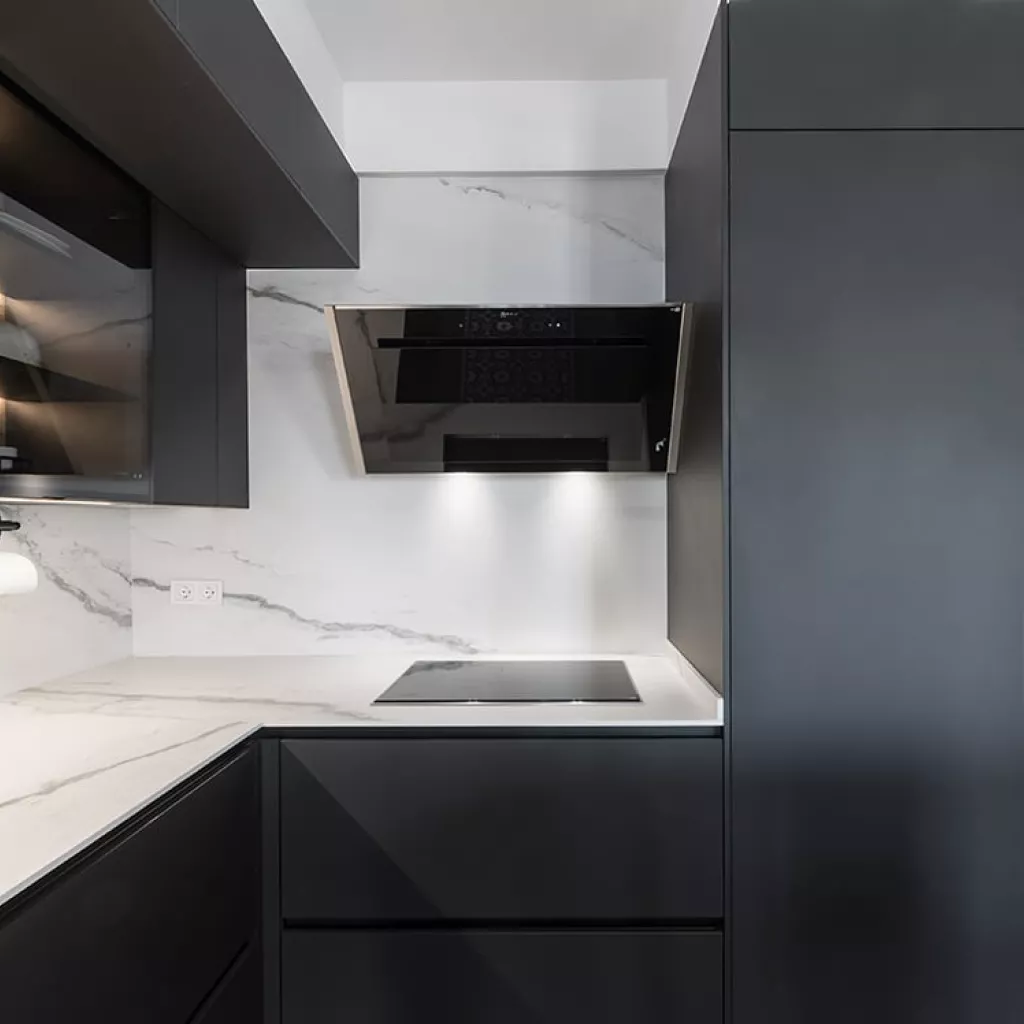 Cocina Santos Negra con Isla y Vitrinas, electrodomésticos Neff