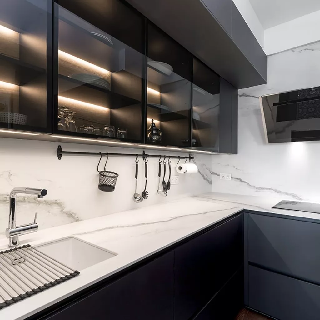 Cocina Santos Negra con Isla y Vitrinas, Encimera Inalco Larsen Gris