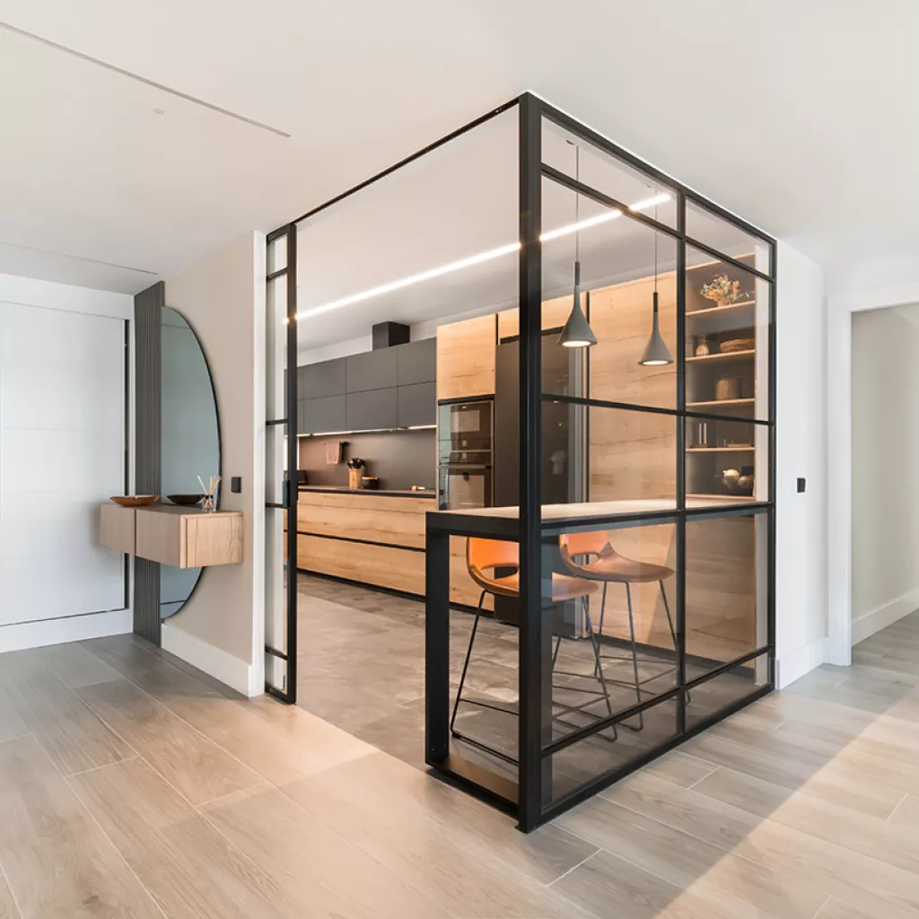 Cocina Santos Negra y Madera Semiabierta al Salón