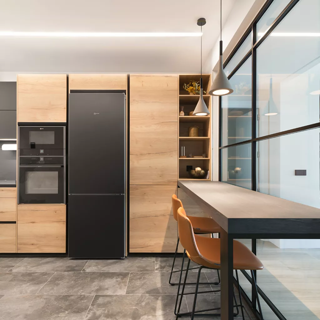 Cocina Santos Negra y Madera Semiabierta al Salón Lamparas Foscarini