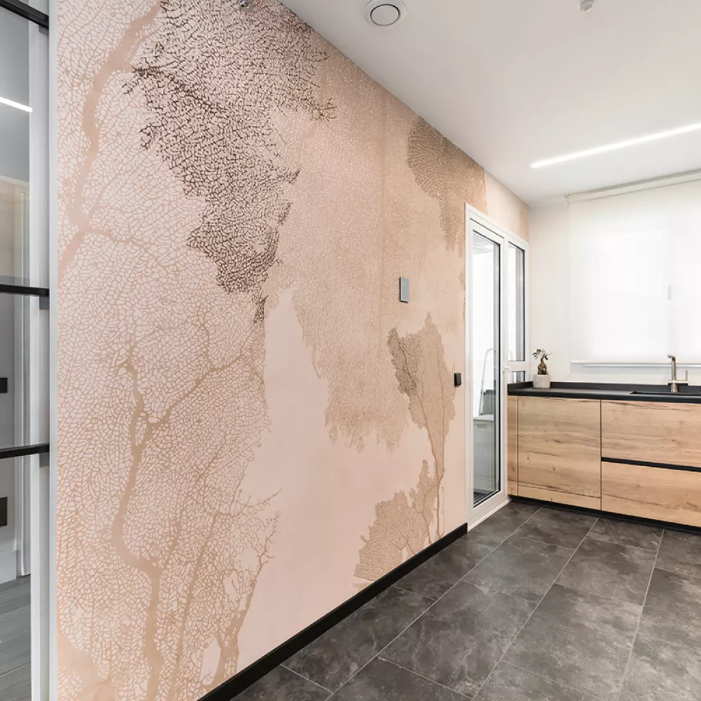 Cocina Santos Negra y Madera Semiabierta al Salón Papel Pintado Glamora