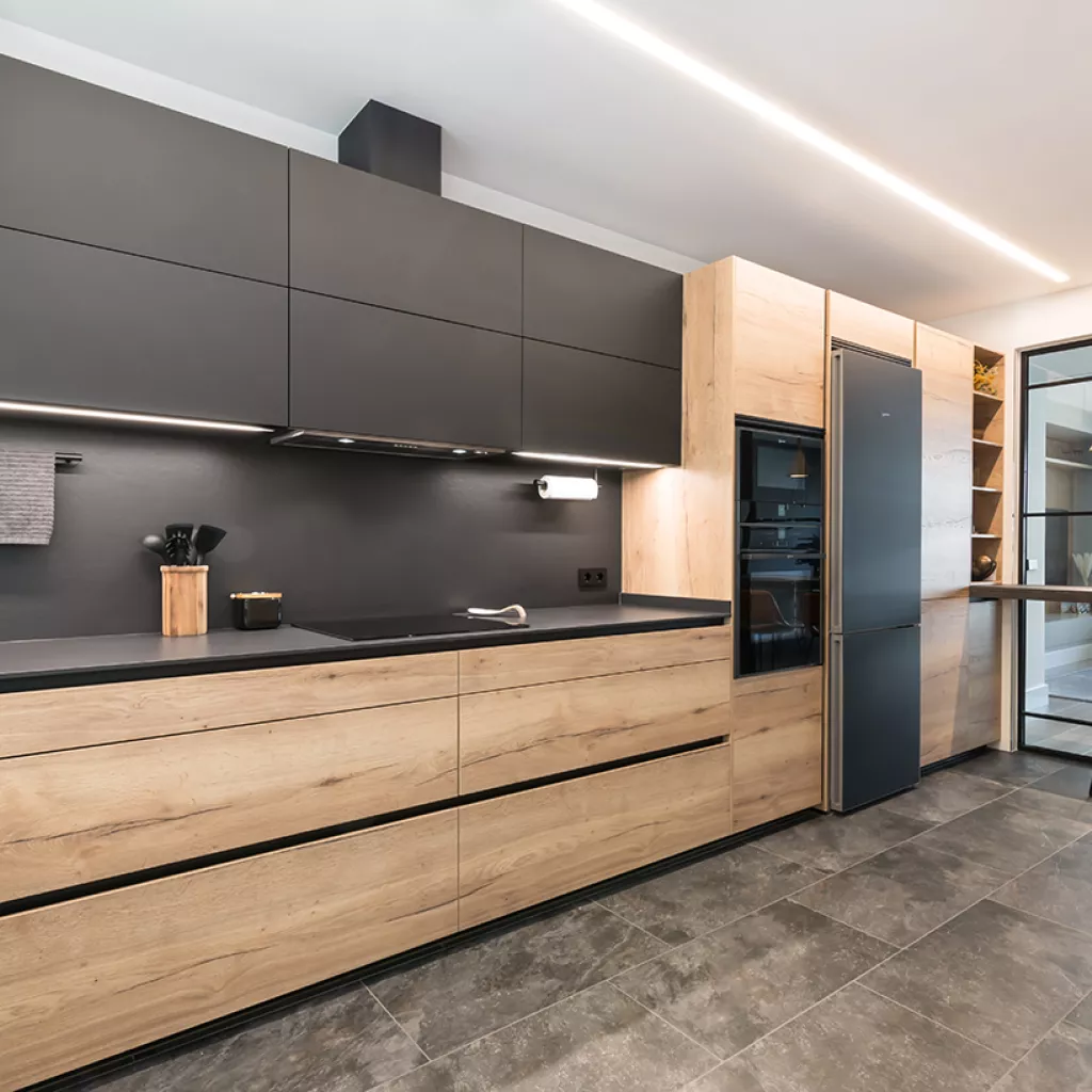 Cocina Santos Negra y Madera Semiabierta al Salón