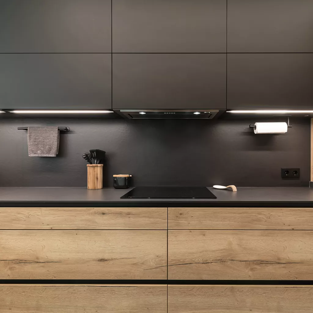 Cocina Santos Negra y Madera Semiabierta al Salón