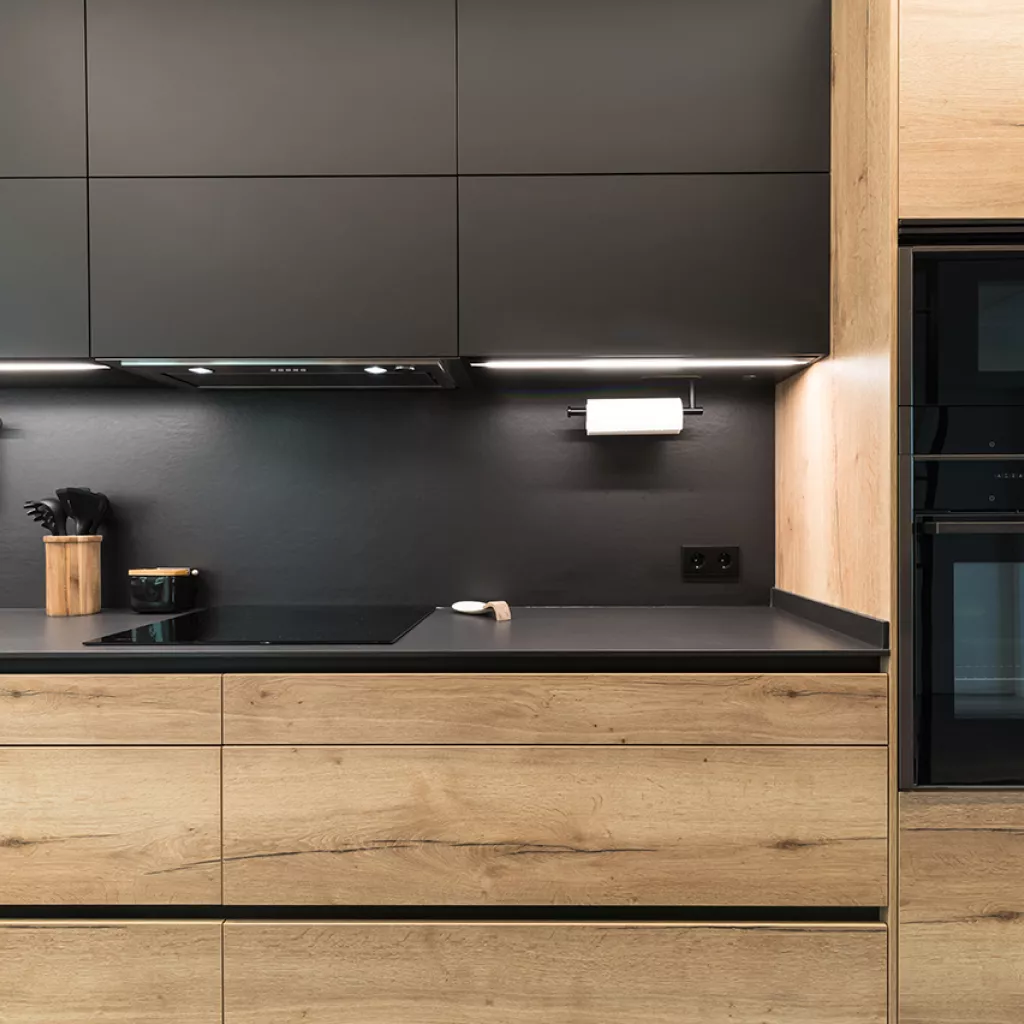 Cocina Santos Negra y Madera Semiabierta al Salón