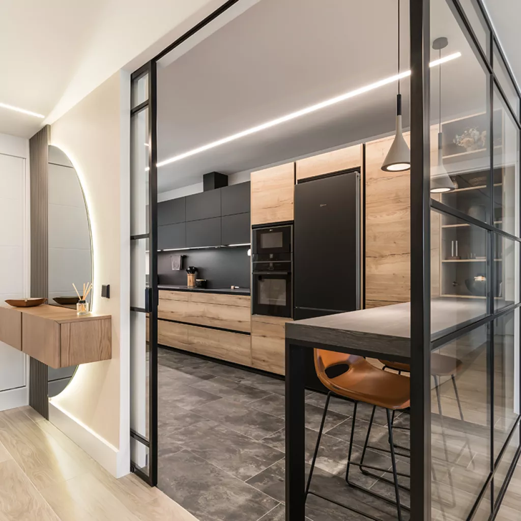 Cocina Santos Negra y Madera Semiabierta al Salón