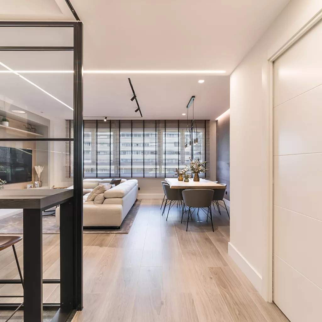 Cocina Santos Negra y Madera Semiabierta al Salón