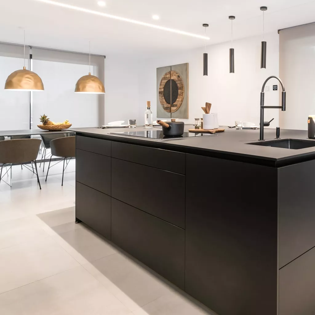 Cocina Santos negra y nogal con isla