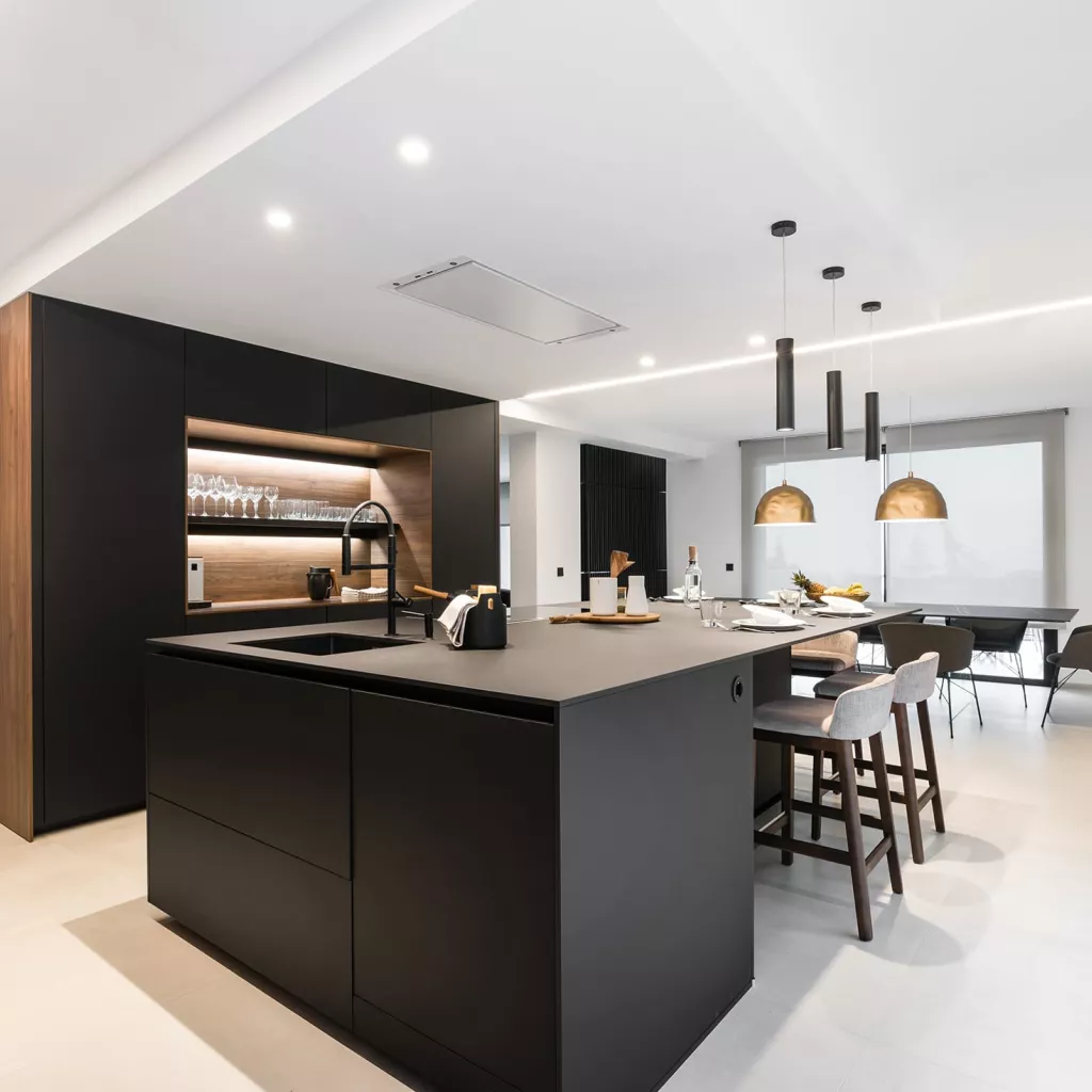 Cocina Santos negra y nogal con isla