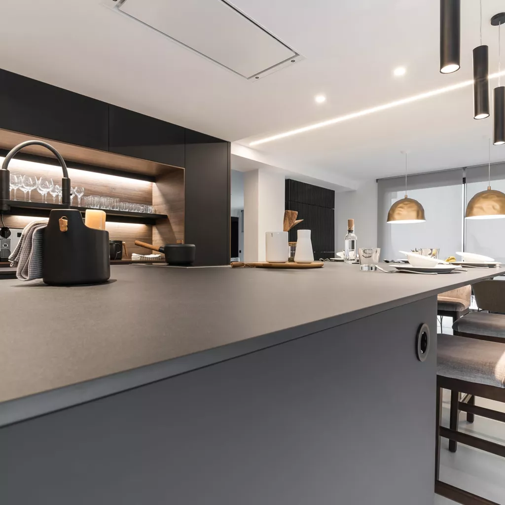 Cocina Santos negra y nogal con isla