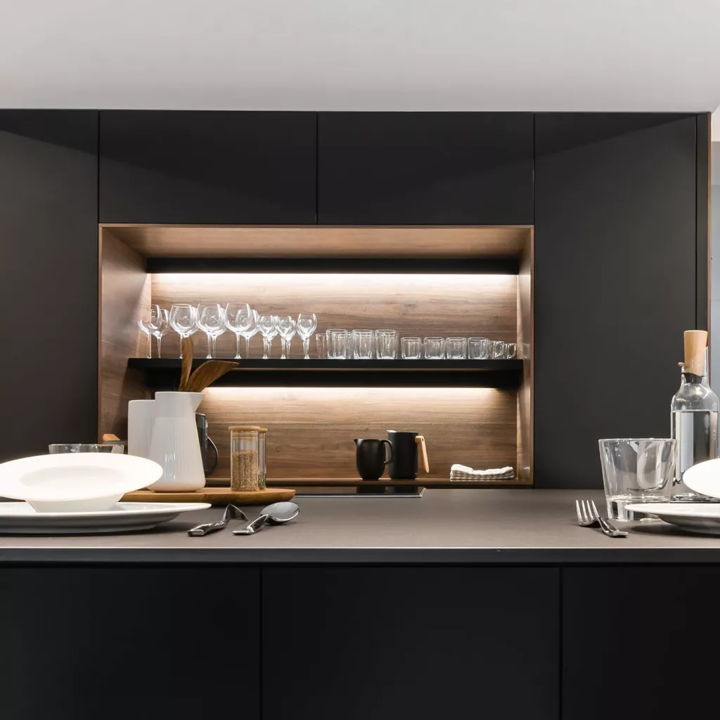 Cocina Santos negra y nogal con isla