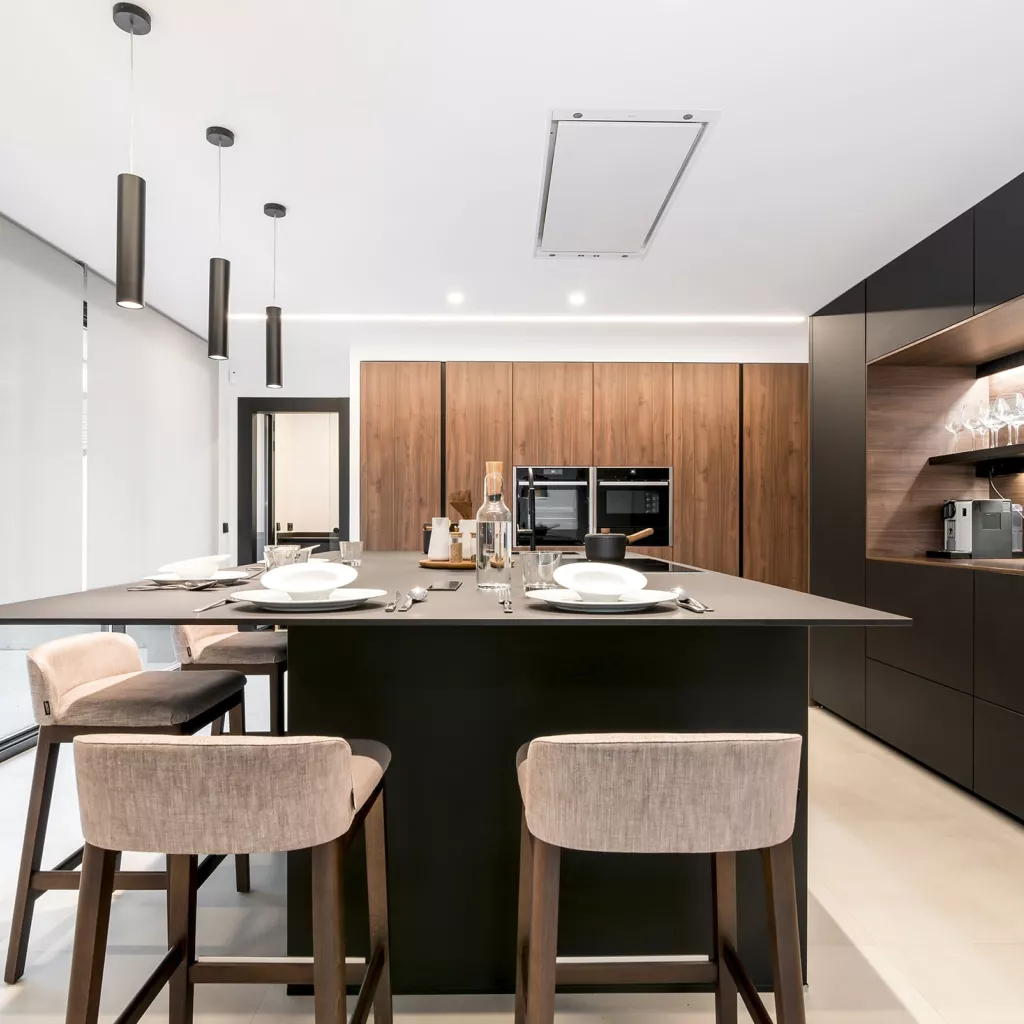 Cocina Santos negra y nogal con isla