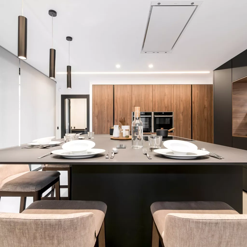 Cocina Santos negra y nogal con isla