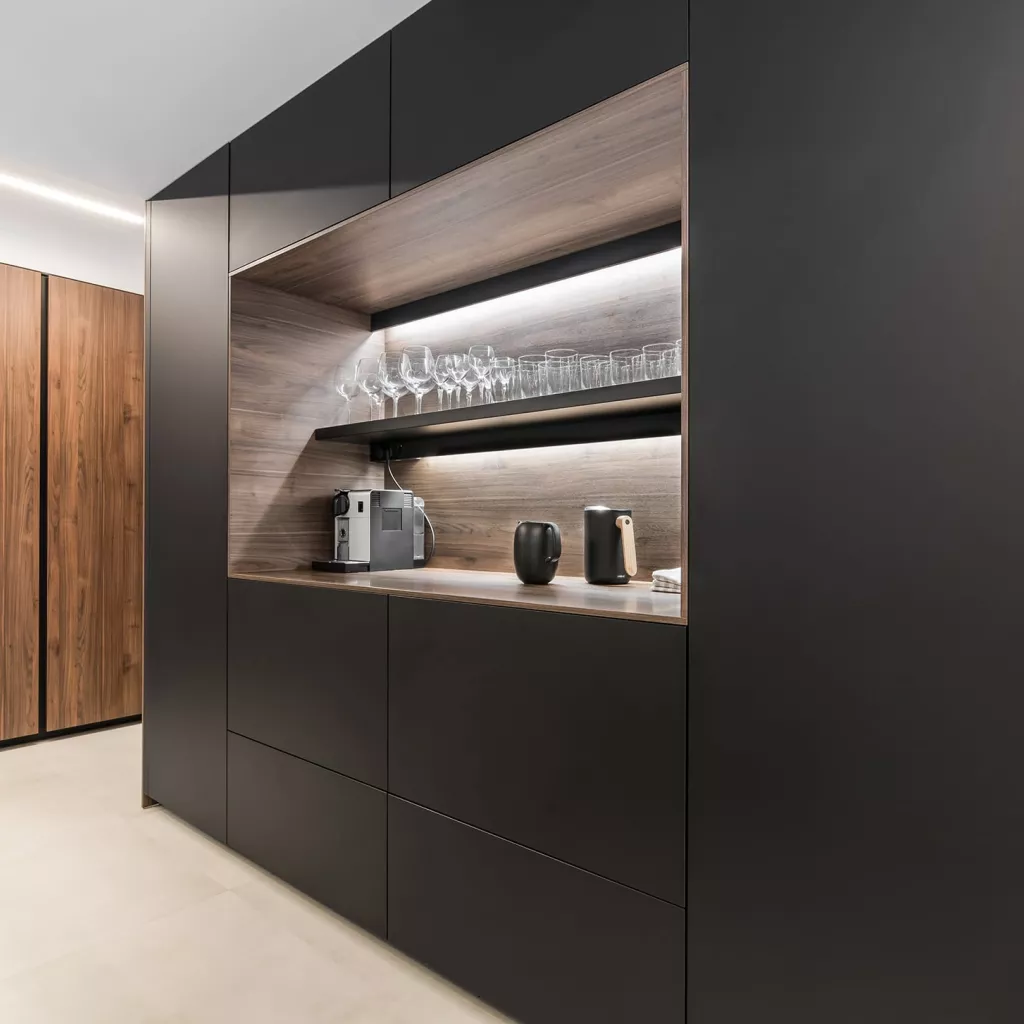 Cocina Santos muebles negros y nogal