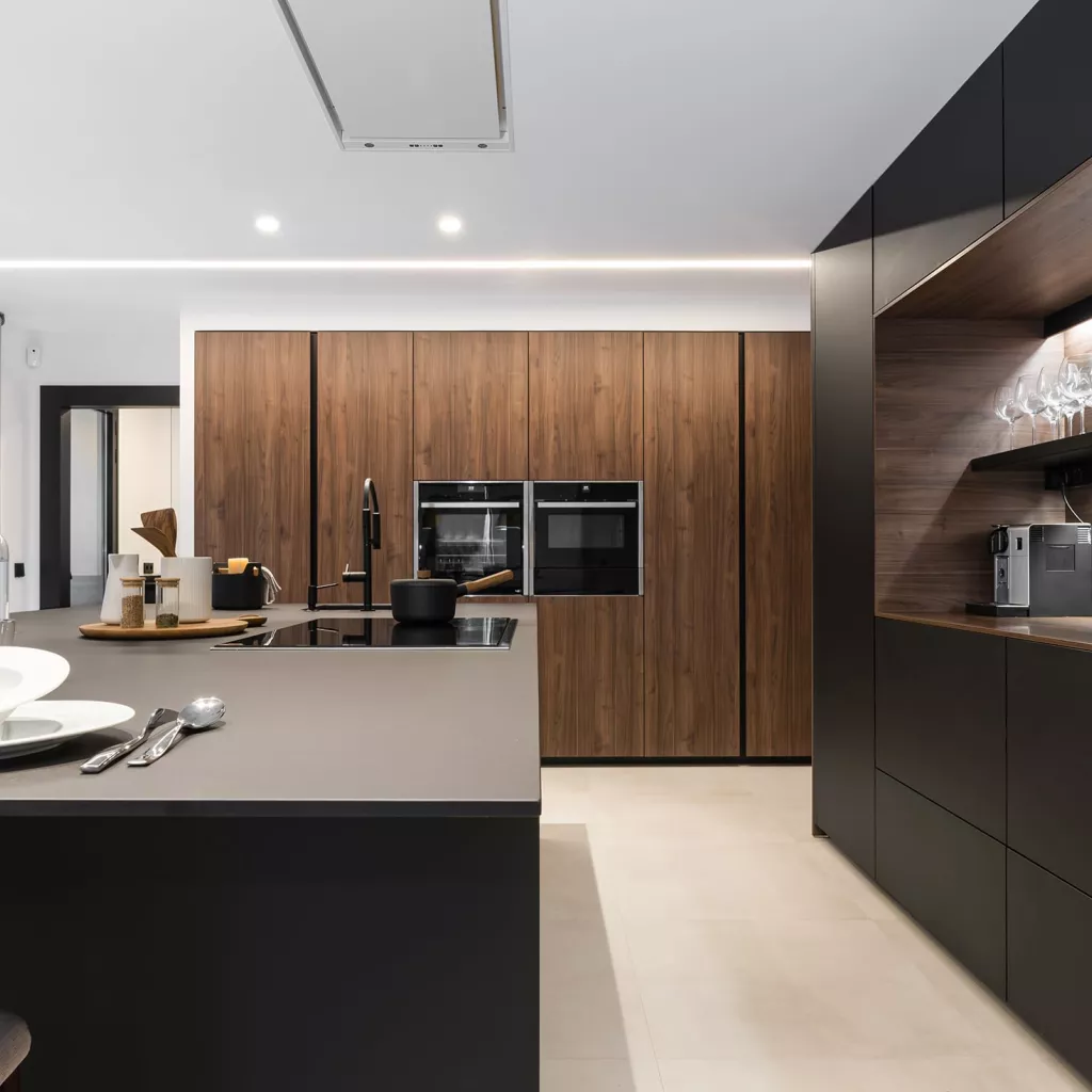 Cocina Santos negra y nogal con isla