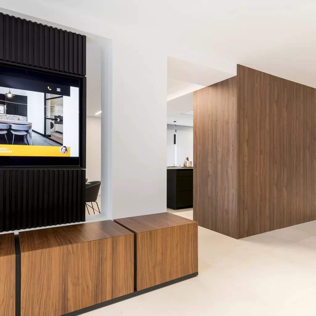 Cocina Santos negra y nogal con isla abierta al salón