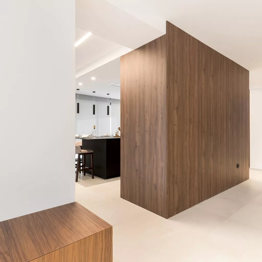 Cocina Santos negra y nogal con isla abierta al salón