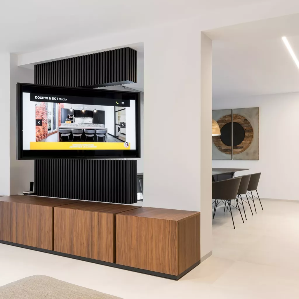 Cocina Santos negra y nogal con isla abierta al salón