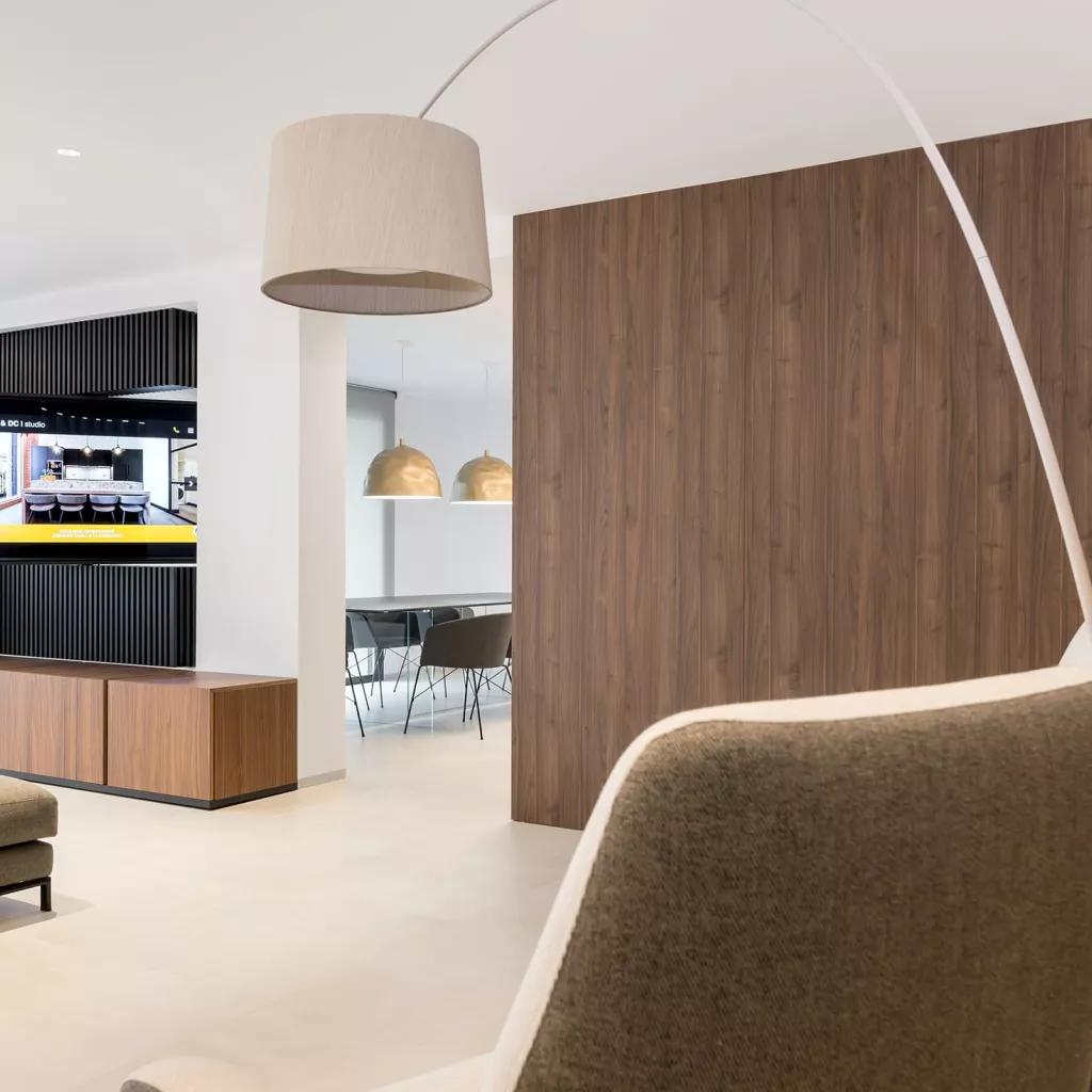 Cocina Santos negra y nogal con isla abierta al salón