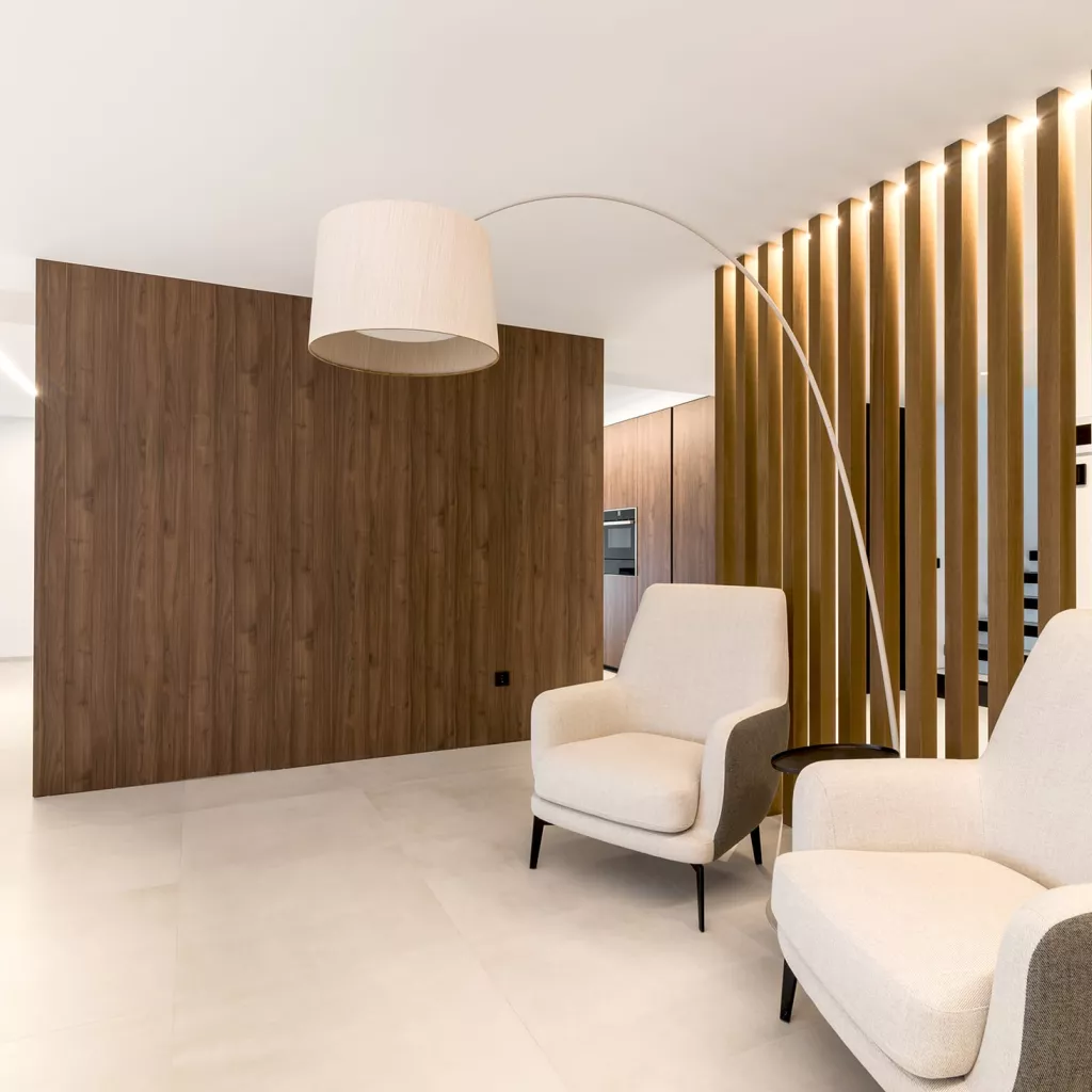 Cocina Santos negra y nogal con isla abierta al salón