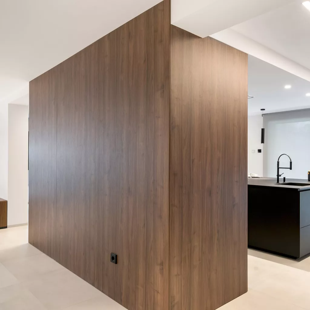 Cocina Santos negra y nogal con isla abierta al salón