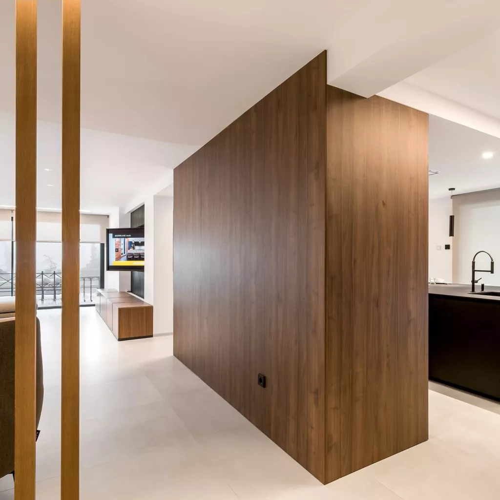 Cocina Santos negra y nogal con isla abierta al salón