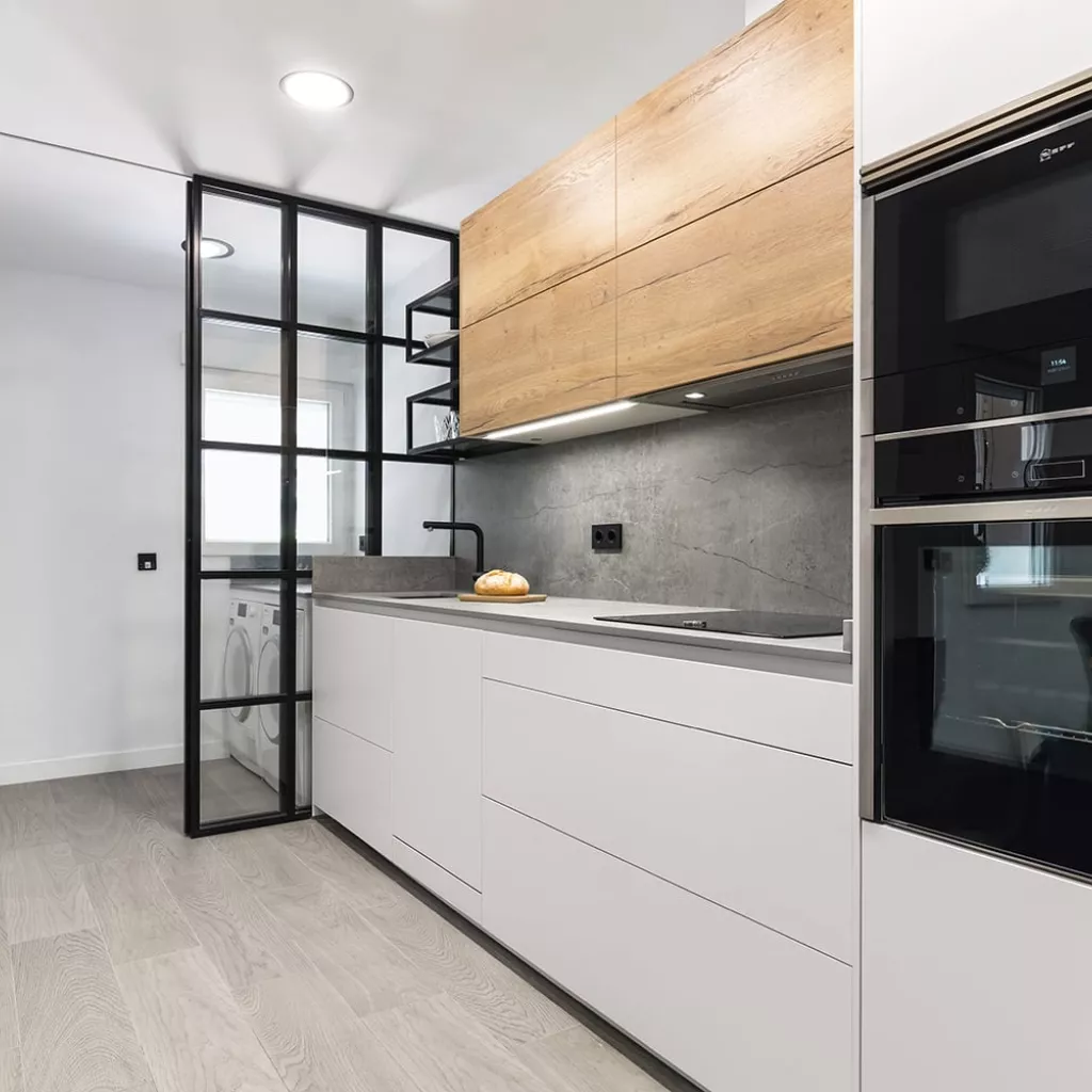 Cocina moderna con puertas correderas y acristaladas
