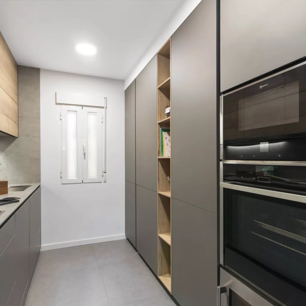 Ccina en paralelo gris madera, almacenamiento suelo techo de cocinas Santos