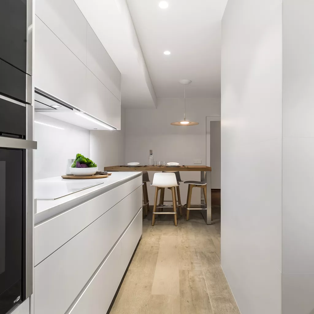 Cocina en Paralelo de color blanco
