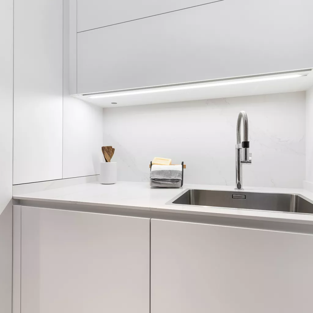 Cocina en Paralelo de color blanco