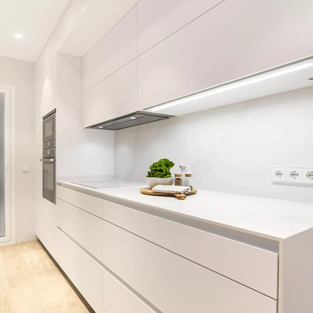 Cocina en Paralelo de color blanco