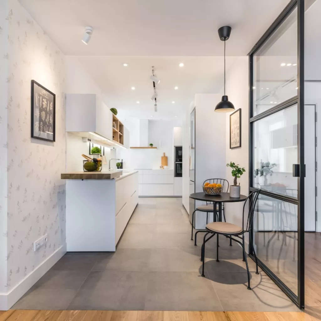 Cocina Santos blanca abierta al salón