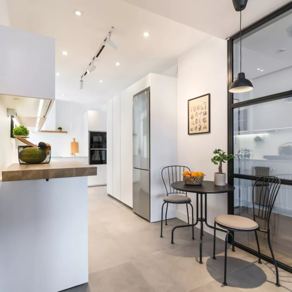 Cocina Santos blanca abierta al salón