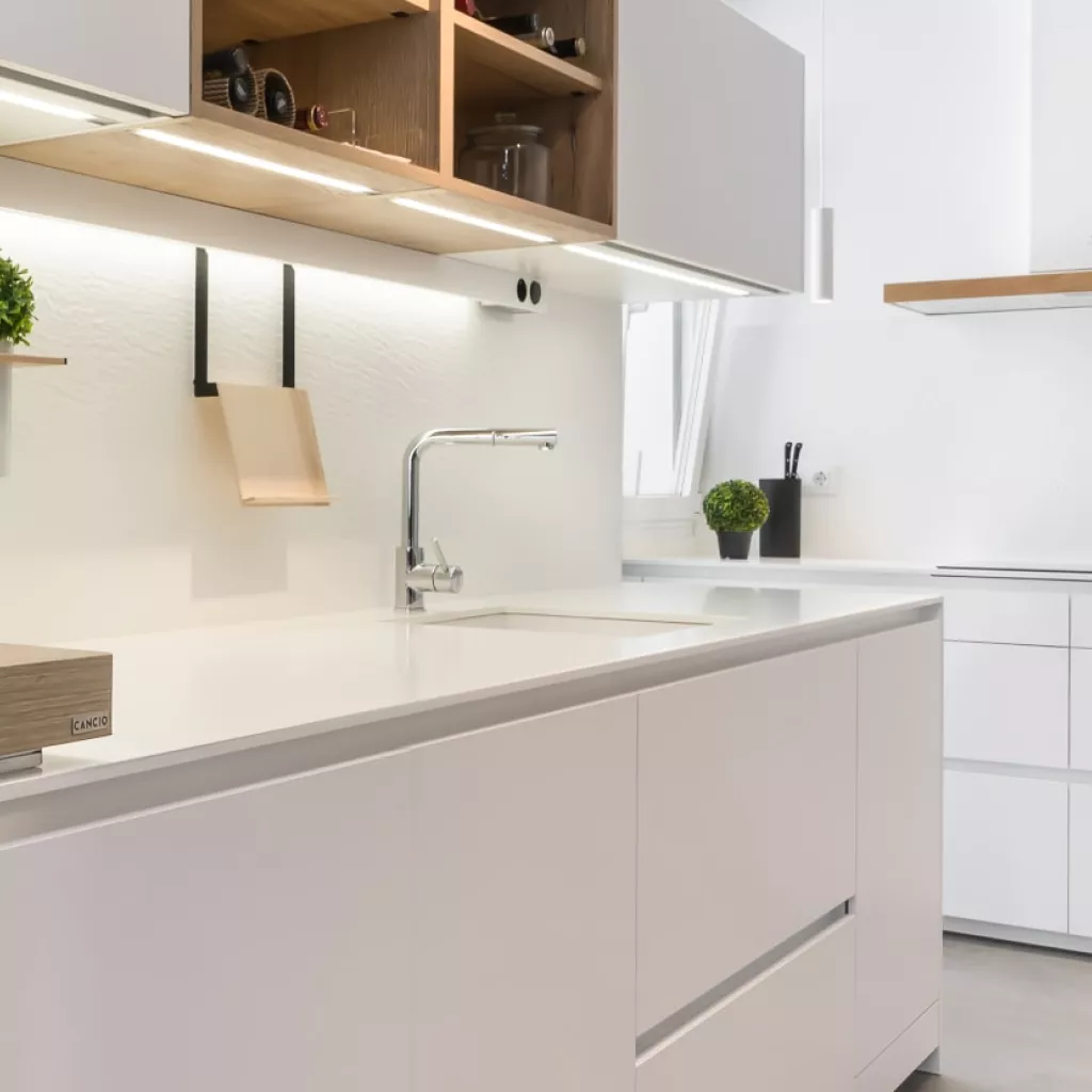Cocina Santos blanca abierta al salón con encimera Lapitec
