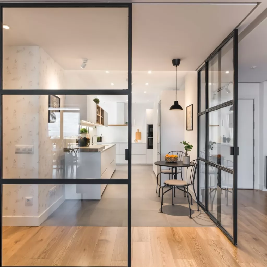 Cocina Santos blanca abierta al salón con grandes cristaleras